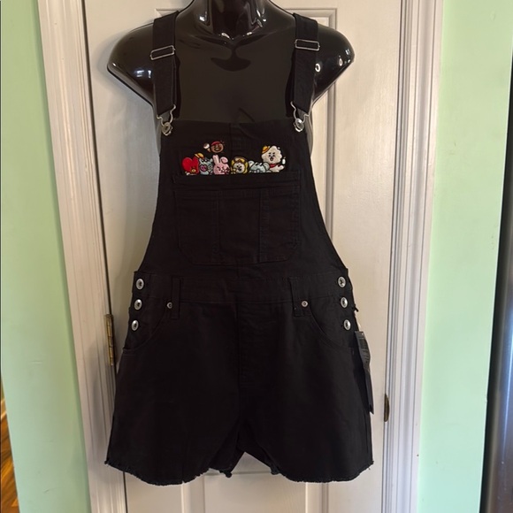 BT21 Black Short-Alls Hot Topic Adventures Are More Fun With Friends Size Medium - Picture 1 of 11